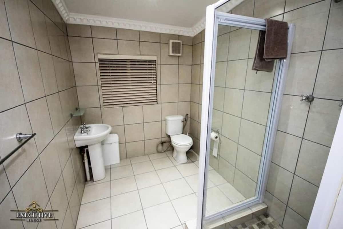 Habitación estándar con 1 cama matrimonial o 2 individuales | Baño | Toallas