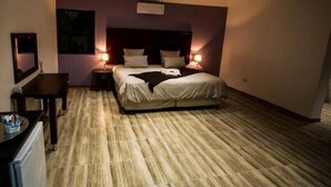 Suite Executive | Una scrivania, postazione laptop, ferro/asse da stiro, Wi-Fi gratuito