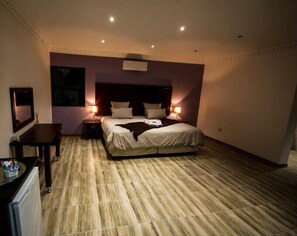 Escritorio y espacio para trabajar con laptop 