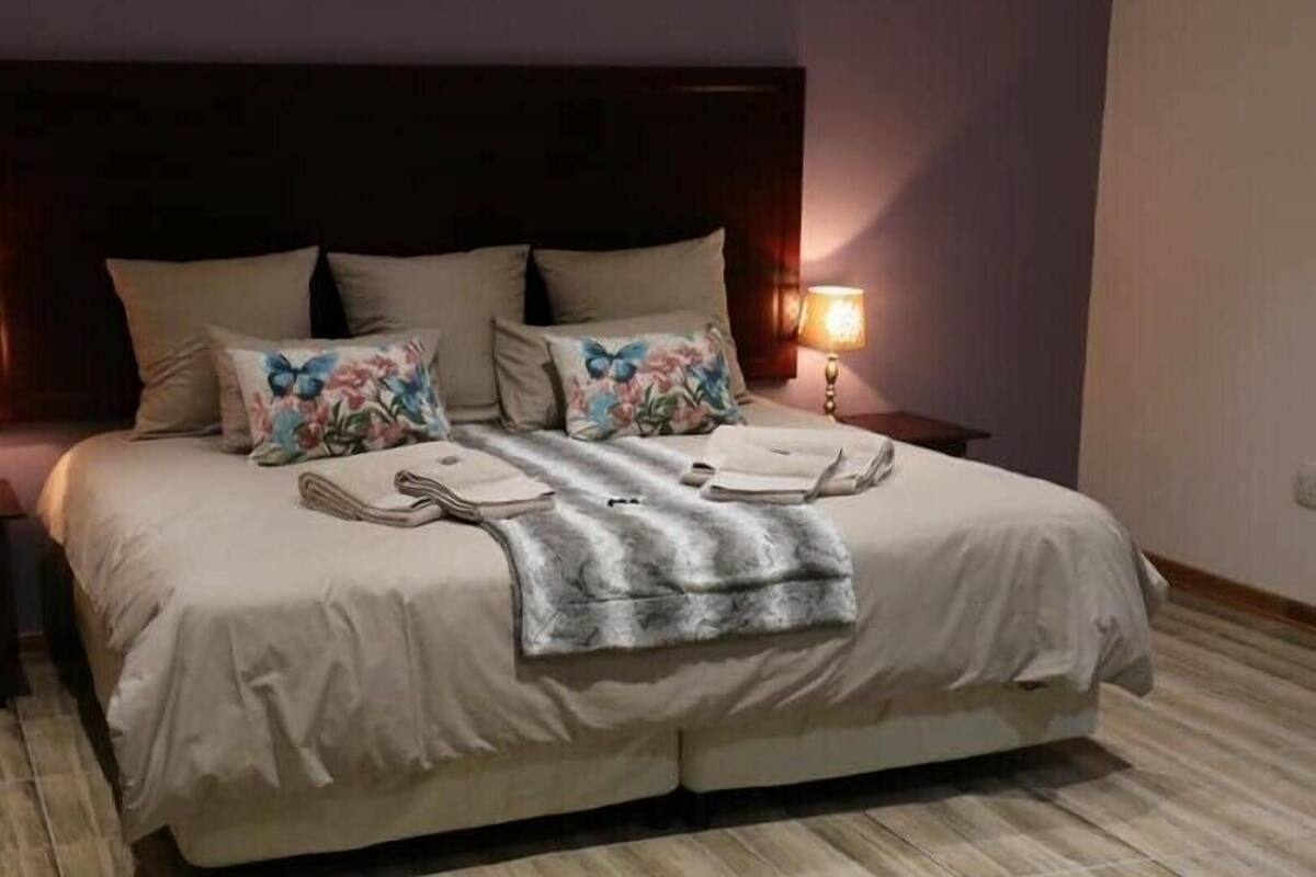 Executive Suite | Desk, laptop workspace, iron/ironing board (on request), WiFi (free)
