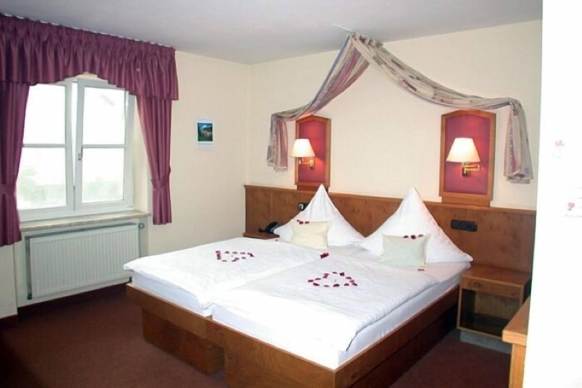 Standard Double Room | Hypo-allergenic bedding available, minibar, desk, laptop workspace