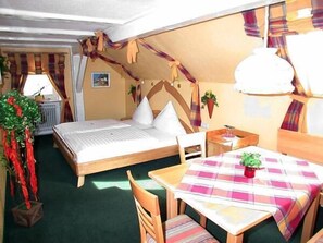 Hypo-allergenic bedding, minibar, desk, laptop workspace