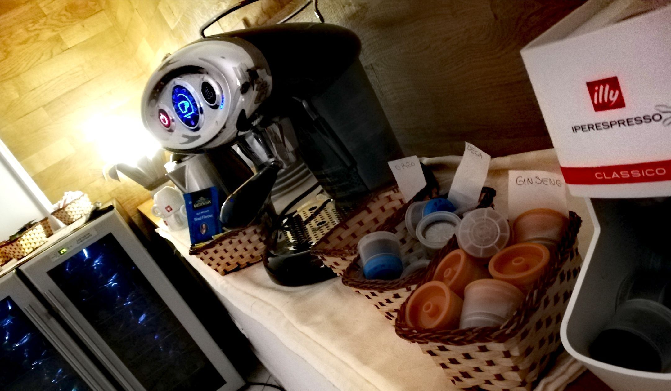 Kahvinkeitin, kori kahvikapseleita ja paketti Illy-espressoa.