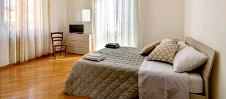 Escritorio, sistema de insonorización, wifi gratis y ropa de cama