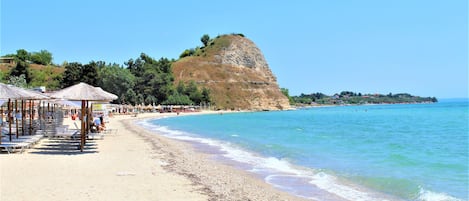 Beach nearby, sun loungers, beach towels