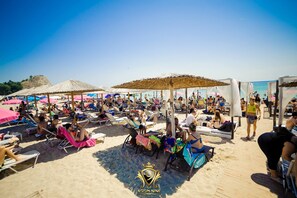 Beach nearby, sun-loungers, beach towels