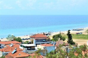 Beach nearby, sun-loungers, beach towels