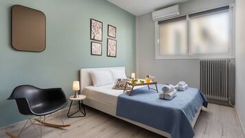 2 bedrooms, desk, soundproofing, free cribs/infant beds