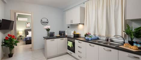 Deluxe Apartment, 1 Bedroom | Private kitchen | Oven, stovetop, electric kettle, cookware/dishes/utensils