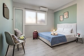 2 bedrooms, desk, soundproofing, free cots/infant beds