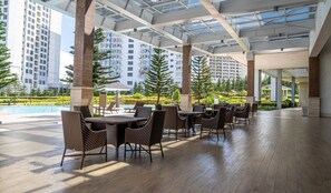 Outdoor dining - WIND Residences with balcony and Picturesque View of Taal Lake (Tagaytay)