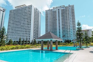 Una piscina cubierta, una piscina al aire libre