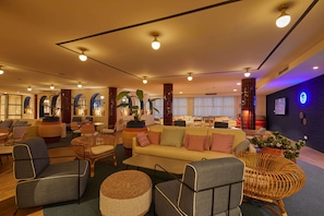 3 bars/lounges, 2 poolside bars, swim-up bar - Alua Calvia Mallorca Hotel (Calvia)