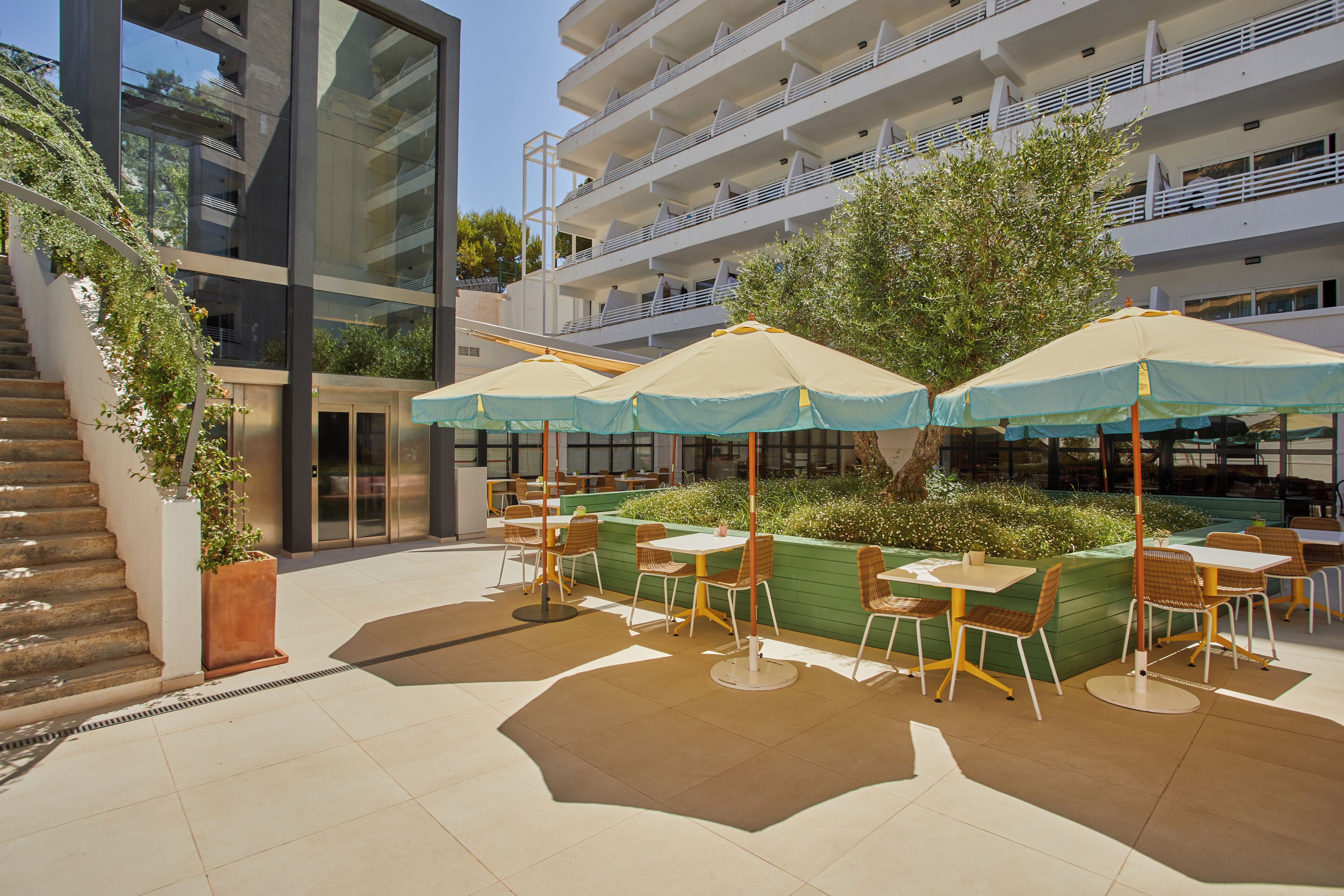 4 restaurants, breakfast, lunch, dinner served; international cuisine 