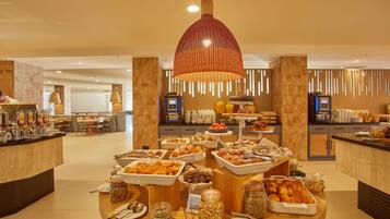 4 restaurants, serveren ontbijt, lunch, diner, internationale gerechten