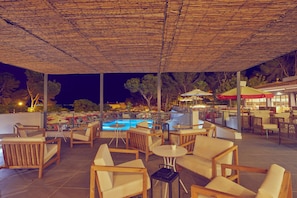 5 bars/lounges, 3 poolside bars