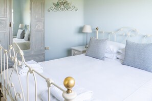 1 slaapkamer, een strijkplank/strijkijzer, internet, beddengoed