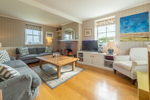 TV, fireplace - Fridays Barn (2), Salthouse, Norfolk (Salthouse)