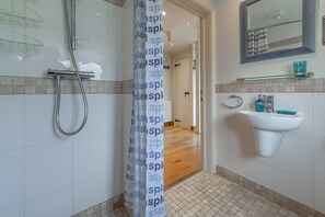 Sèche-cheveux, serviettes fournies