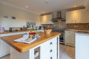 Microwave, dishwasher, coffee/tea maker, highchair - Kittiwake, Brancaster, Norfolk (Brancaster)