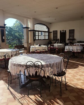 Frokost med lokale retter hver dag (PHP 200 per person)