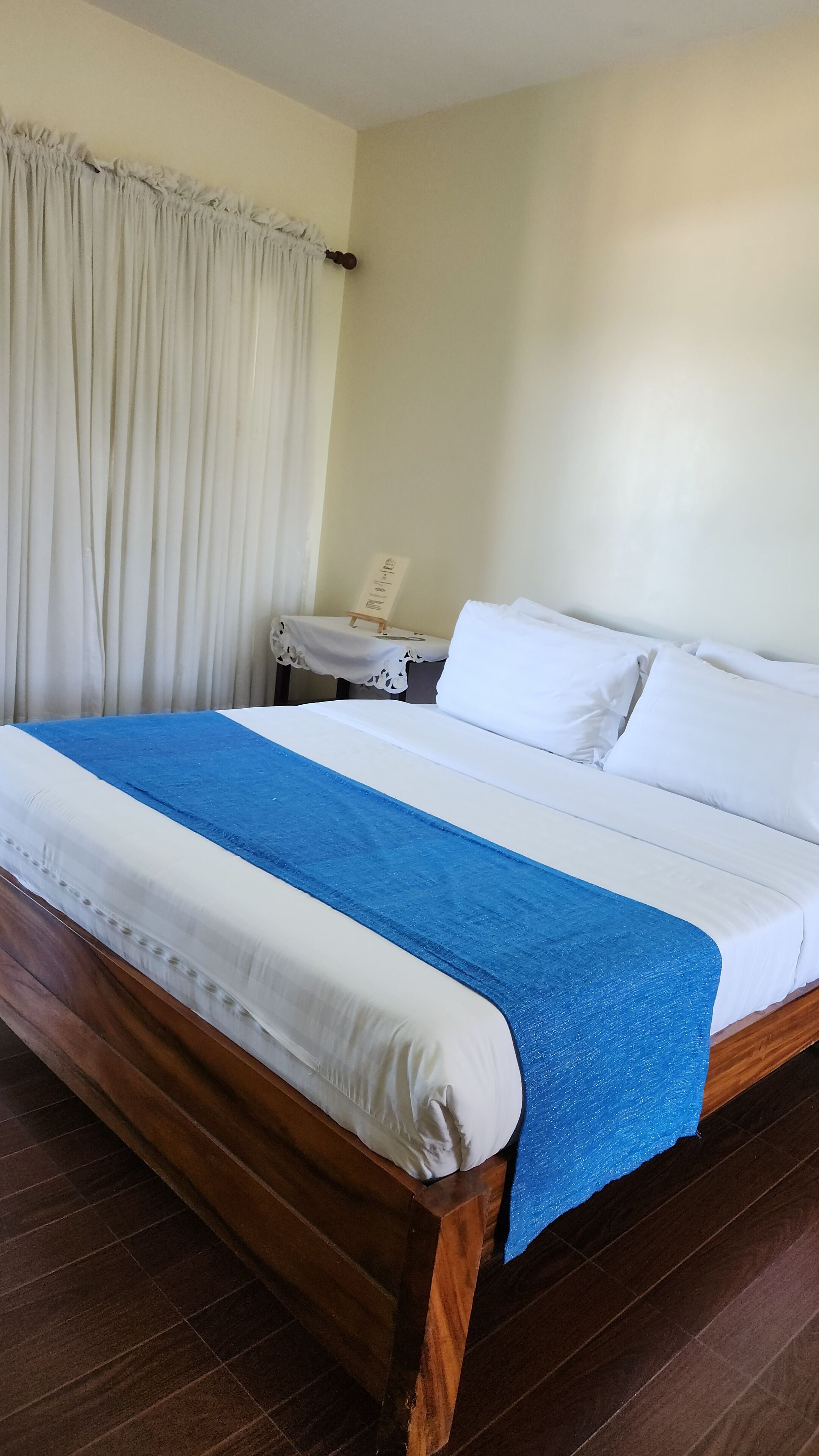 Ropa de cama de alta calidad, escritorio, wifi gratis y ropa de cama 