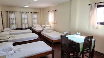 Ropa de cama de alta calidad, escritorio, wifi gratis y ropa de cama