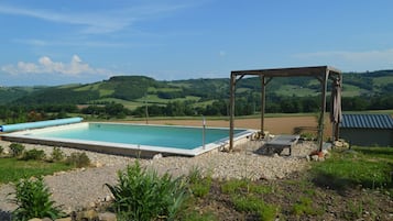 Kolam renang outdoor musiman