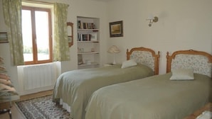 Twin Room | Desk, WiFi (free), individually decorated, individually furnished - La Greze (Saint-Marcel-Campes)