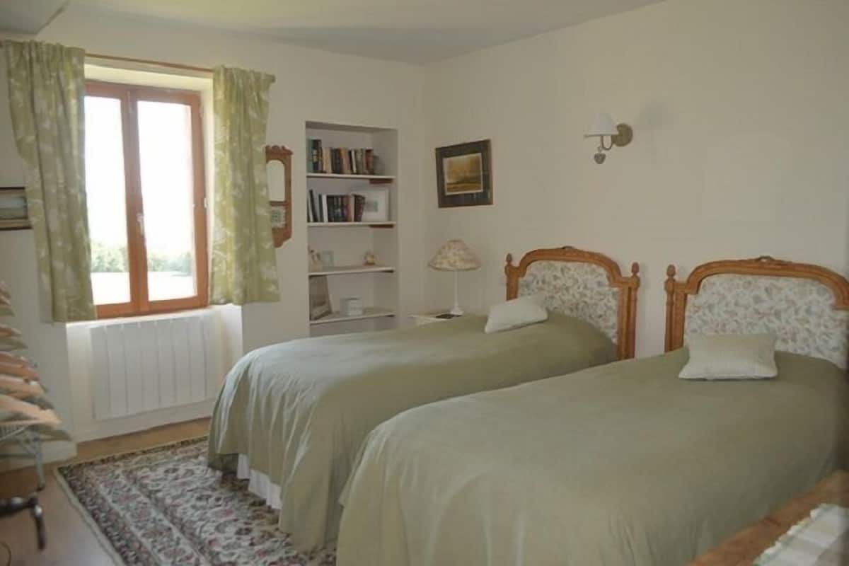 Zweibettzimmer | Individuell dekoriert, individuell eingerichtet, Schreibtisch
