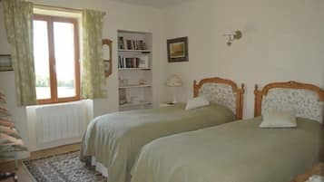 Kamar Twin | Didekorasi berbeda-beda dan dilengkapi dengan perabotan berbeda-beda