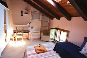 Premium bedding, down duvets, free WiFi, bed sheets