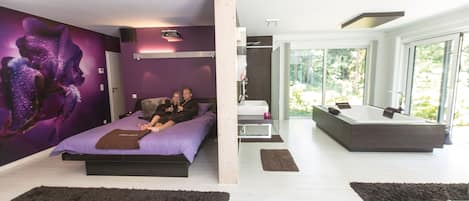 Suite, terras | Een minibar, individueel gemeubileerd, geluiddichte muren, gratis wifi