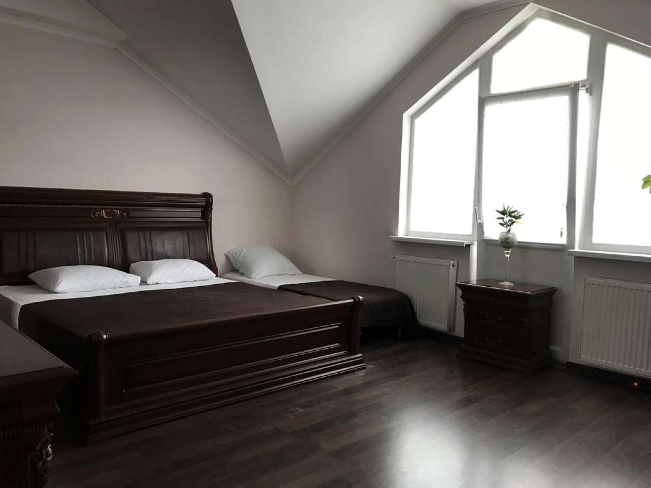 4 bedrooms, in-room safe, iron/ironing board, free WiFi