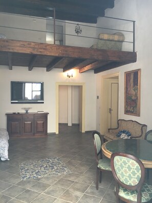 ห้องโรแมนติกทริปเปิล, ระเบียง (Simona) | ผ้าปูที่นอน Frette จากอิตาลี, เครื่องนอนระดับพรีเมียม, ผ้านวมขนเป็ด