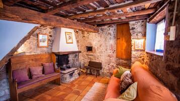 Fernseher, Kamin, Tischtennisplatte