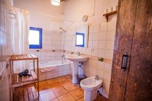 Bathtub, towels
