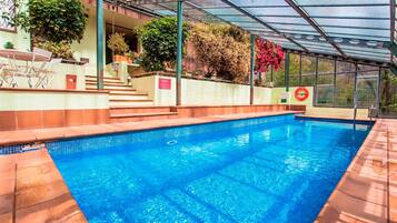 Una piscina cubierta, una piscina climatizada