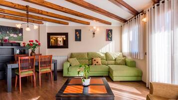 Quadruple Room | Desk, free WiFi, bed sheets