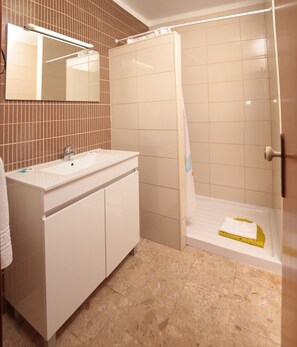 Apartamento, 2 habitaciones, balcón | Baño | Bidé, toallas y papel higiénico