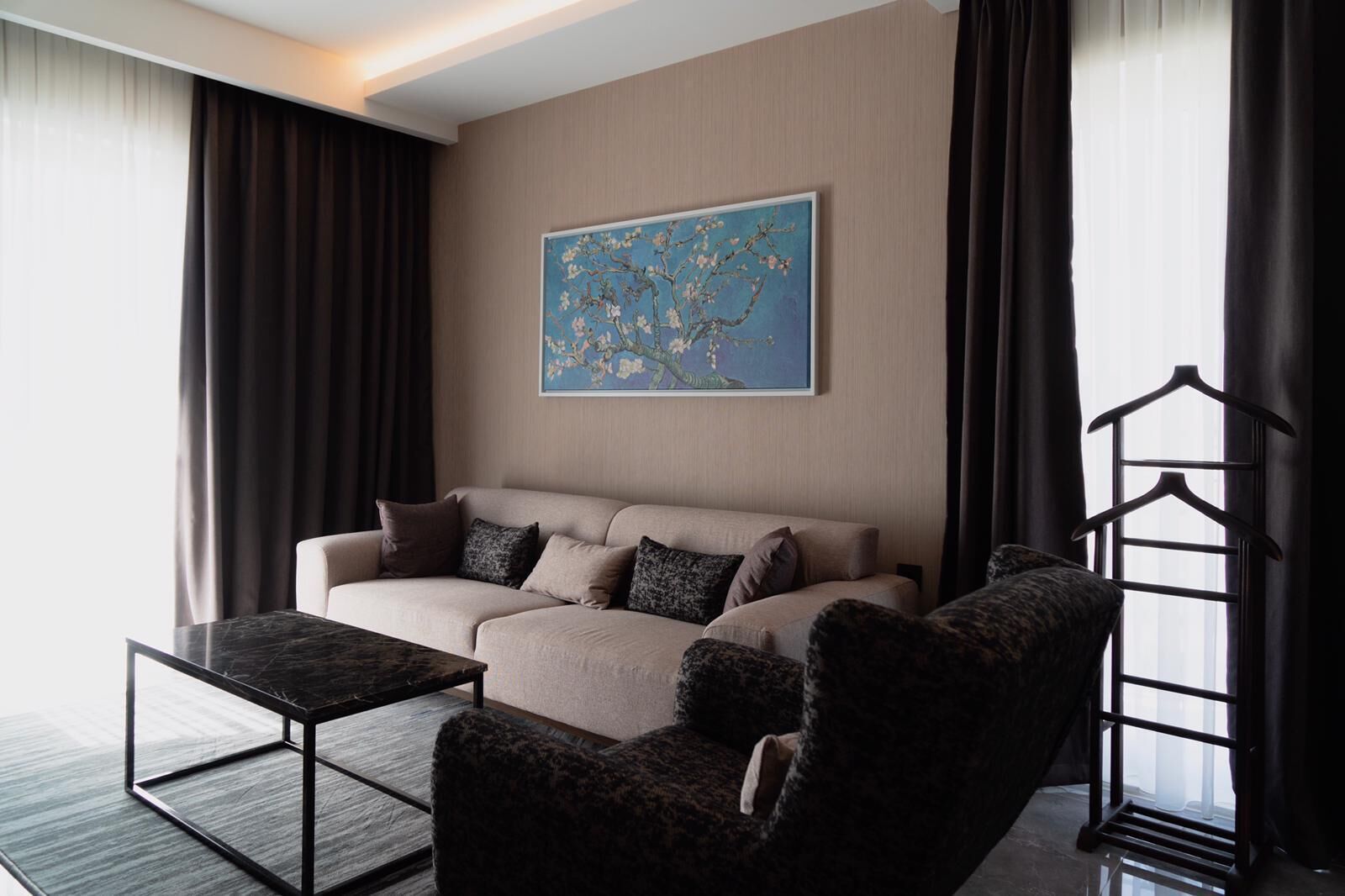 suite | living room | plasma tv