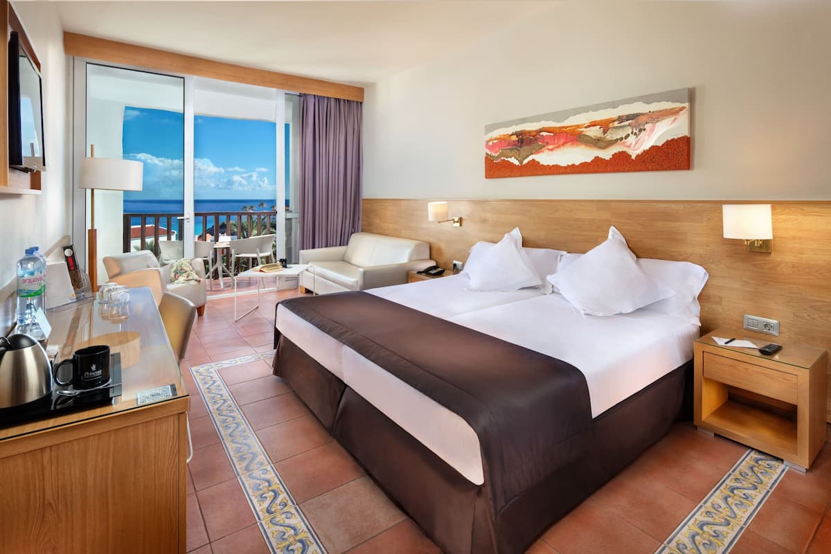 2 bedrooms, minibar, in-room safe, desk