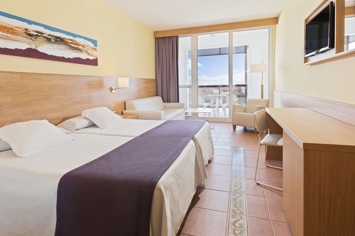 2 bedrooms, minibar, in-room safe, desk