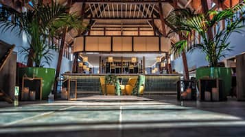 8 bares/lounges, 2 bares ao lado da piscina