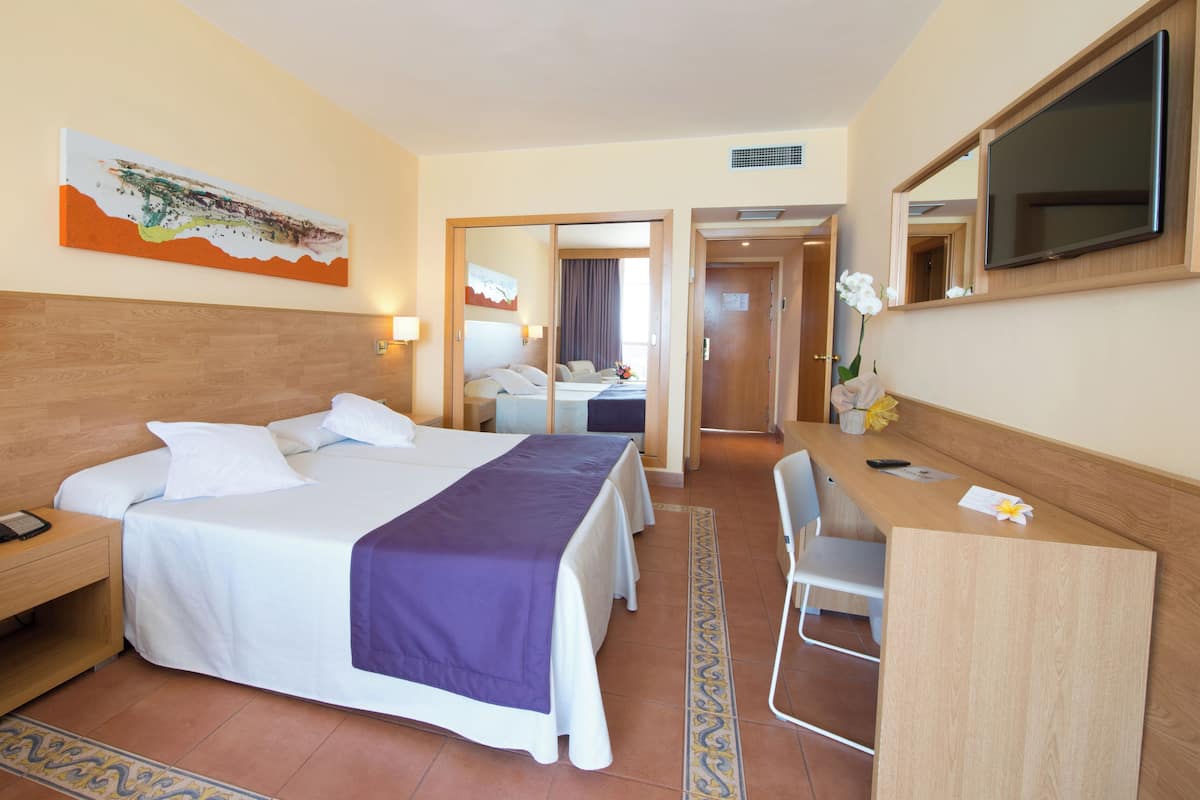 2 bedrooms, minibar, in-room safe, desk