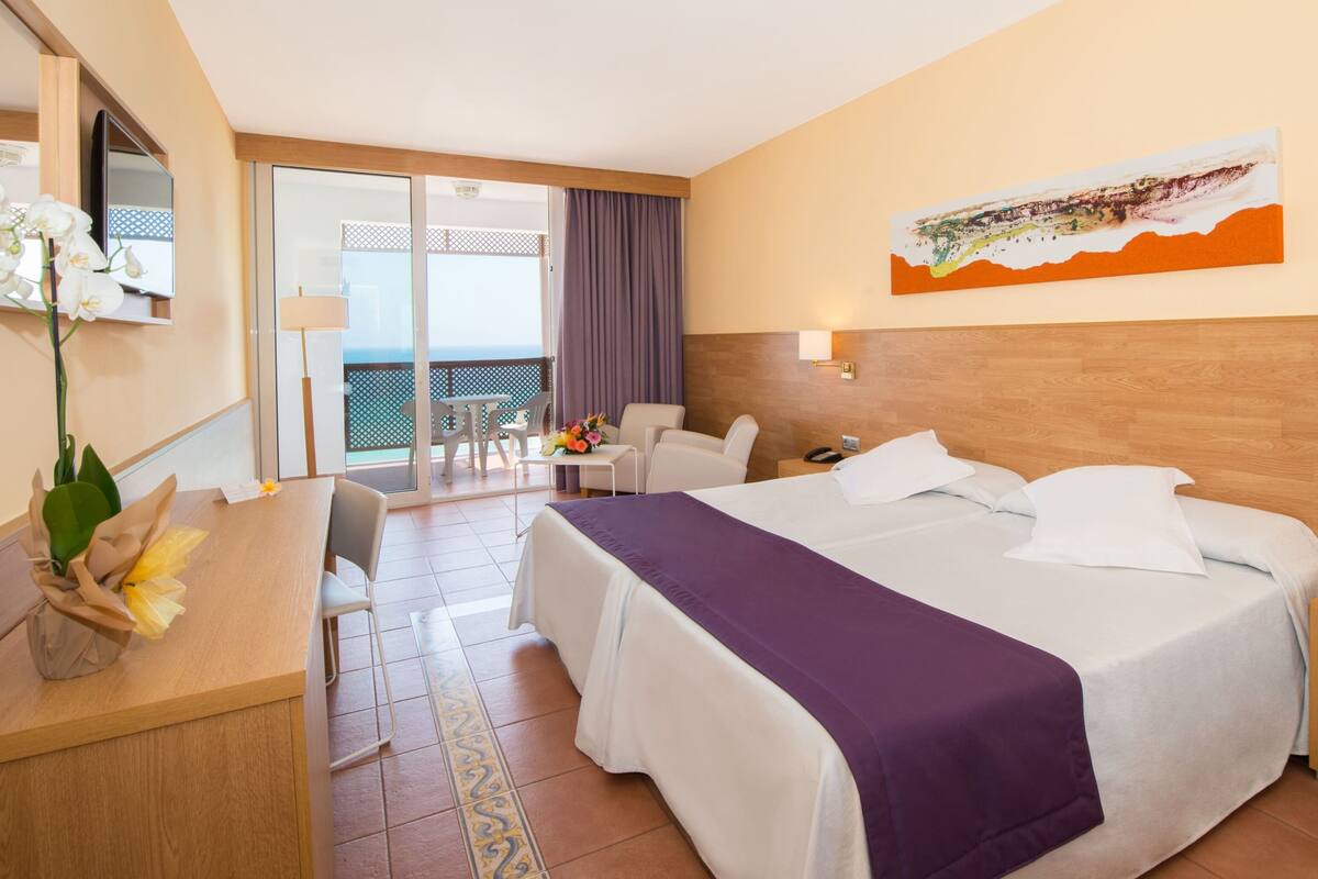 2 bedrooms, minibar, in-room safe, desk