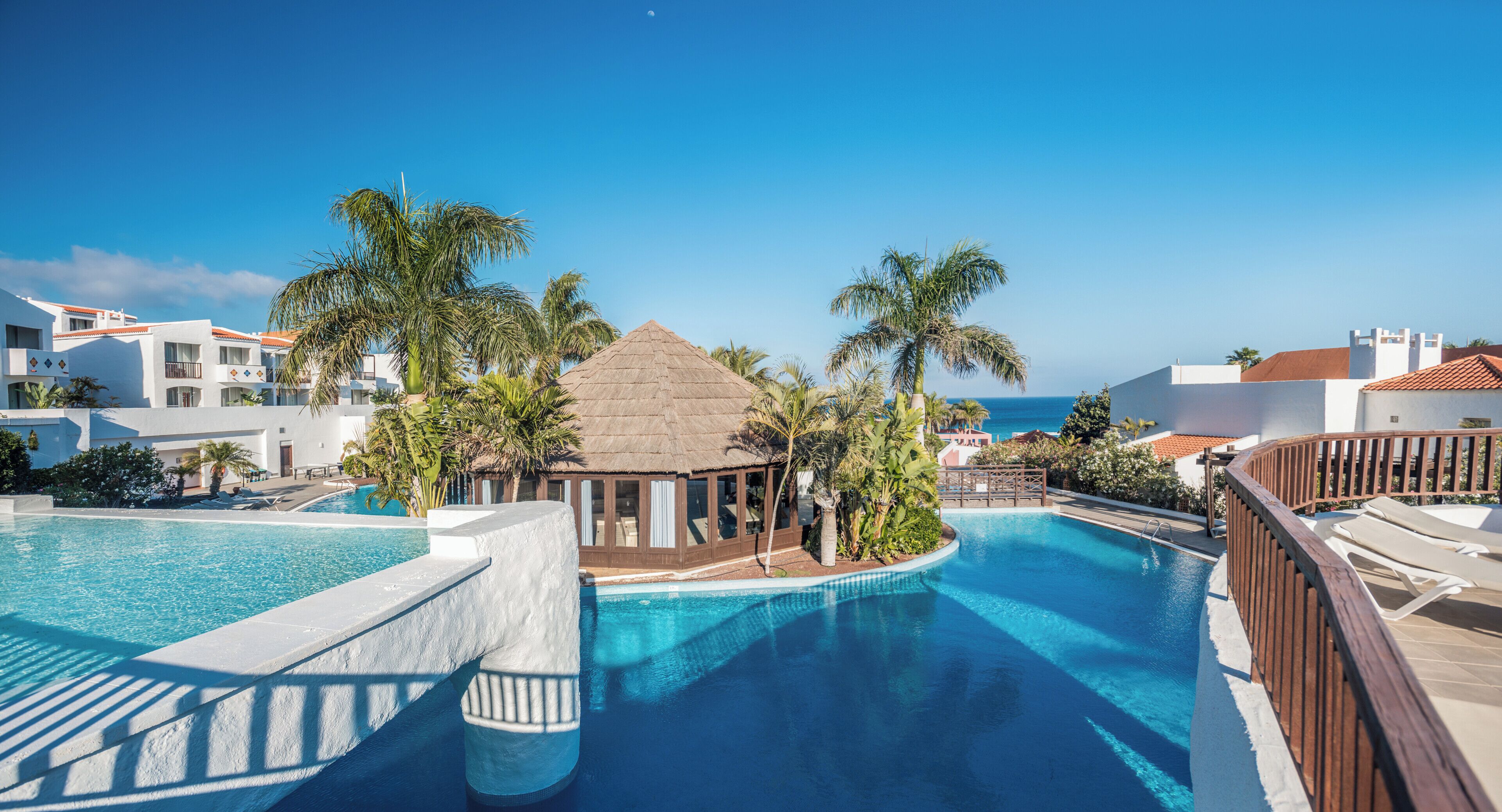 5 piscinas externas, guarda-sóis, espreguiçadeiras