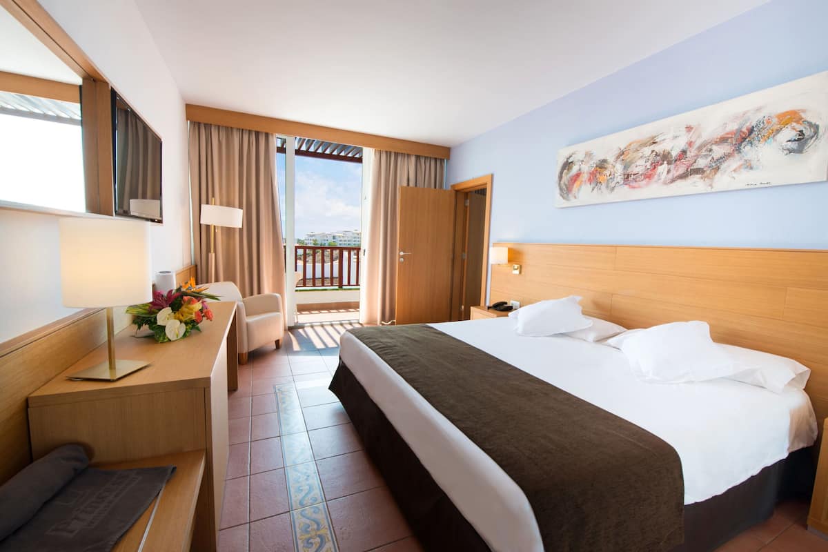 2 bedrooms, minibar, in-room safe, desk