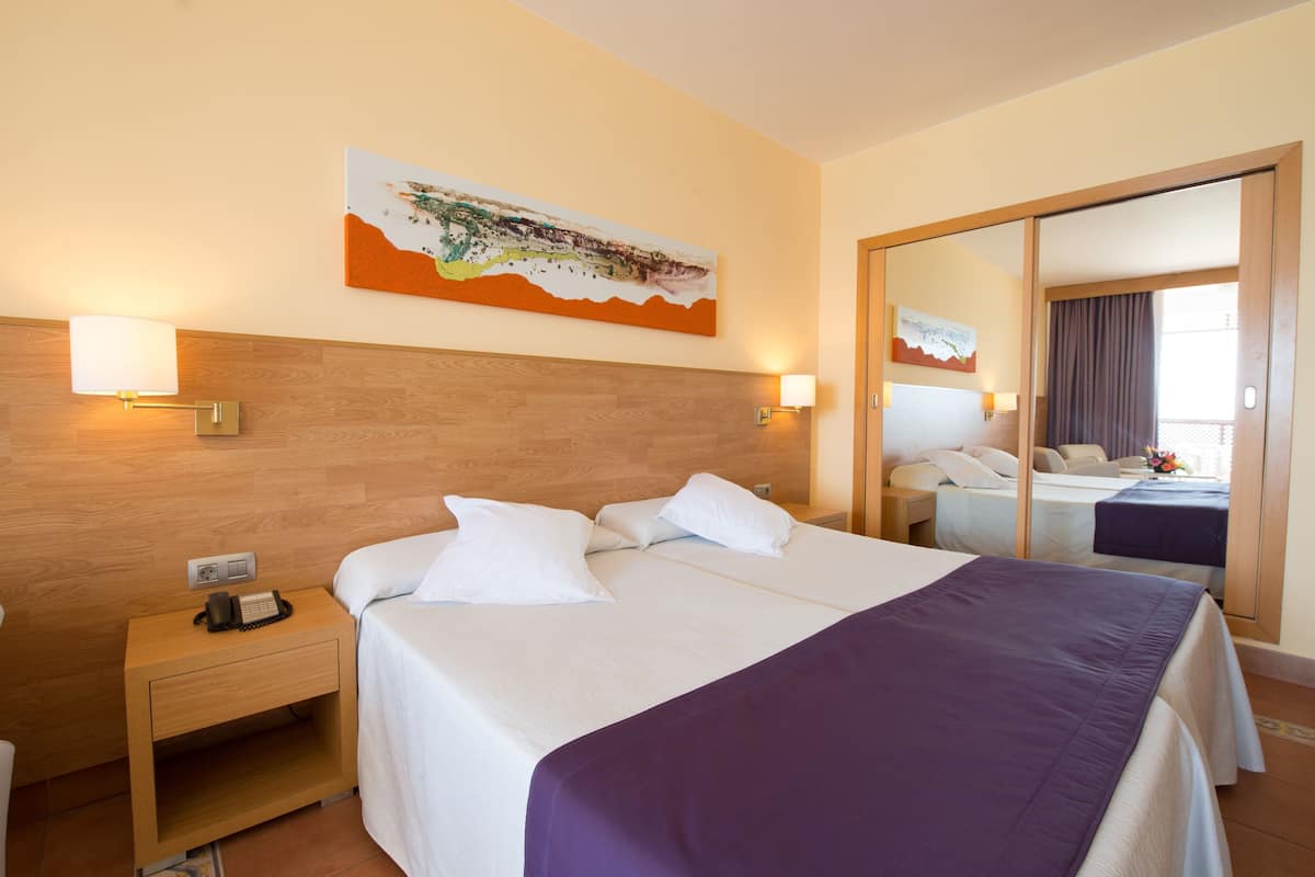 2 habitaciones, minibar y caja de seguridad en la habitación