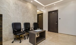 Breakfast area - Hotel Oyster Suite (Mumbai)